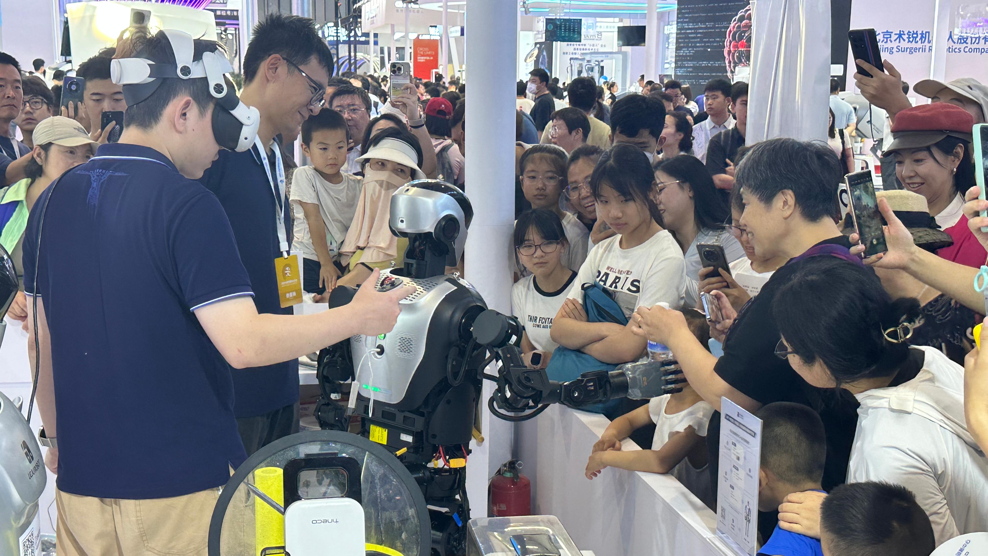 Shenzhen release/ Shenzhen Robot companies show at the ‘2024World Robot Show’in Beijing