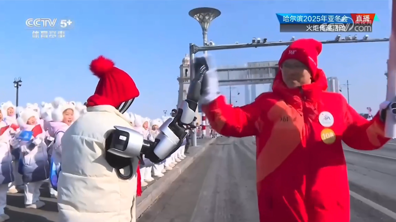 再续冰雪奇缘！乐聚夸父人形机器人亮相亚冬会火炬传递现场