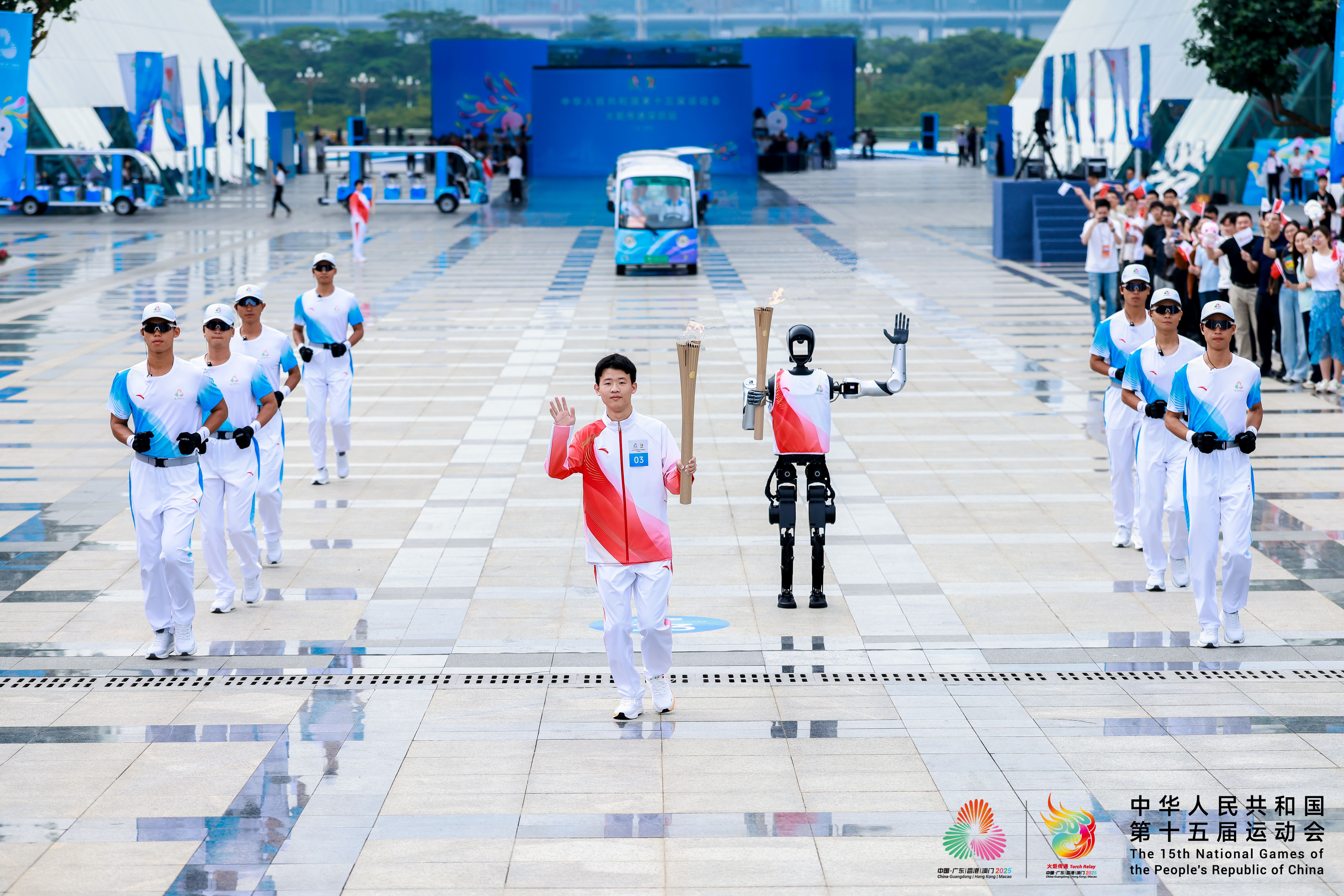 人民日报丨全球首个！机器人火炬手“夸父”有哪些亮点？