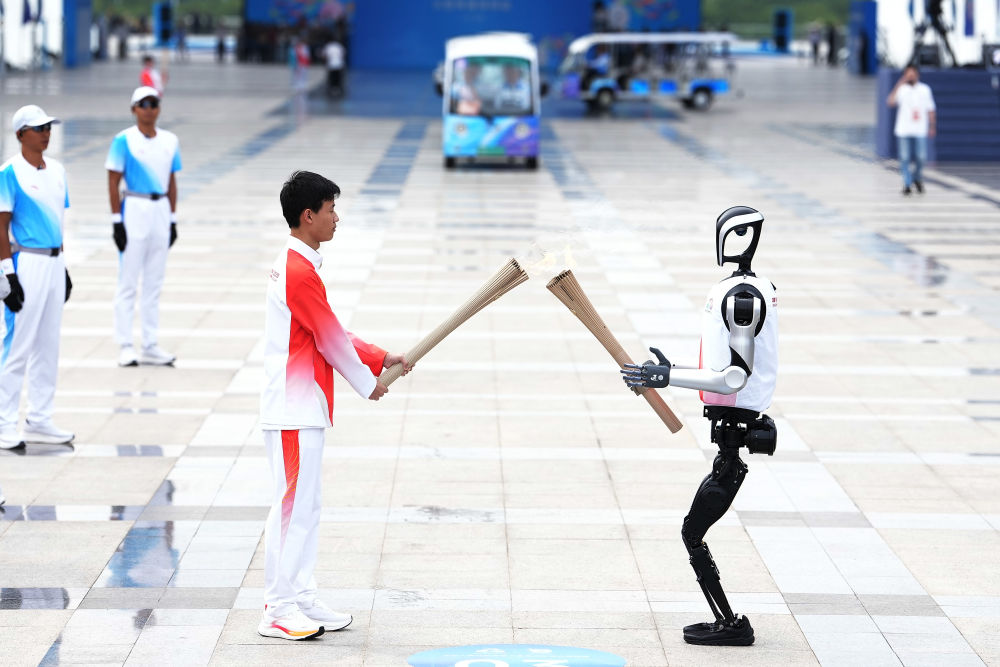 新华社｜火炬上天，“夸父”接棒 十五运会火炬四城同传燃动湾区