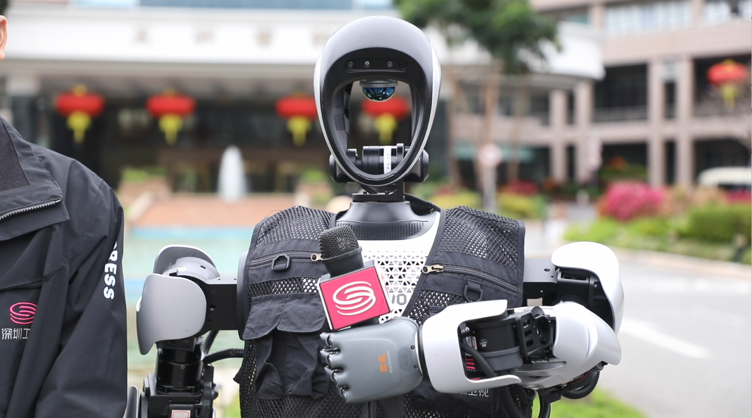 这很深圳!人形机器人记者“搭子”两会首秀火到海外