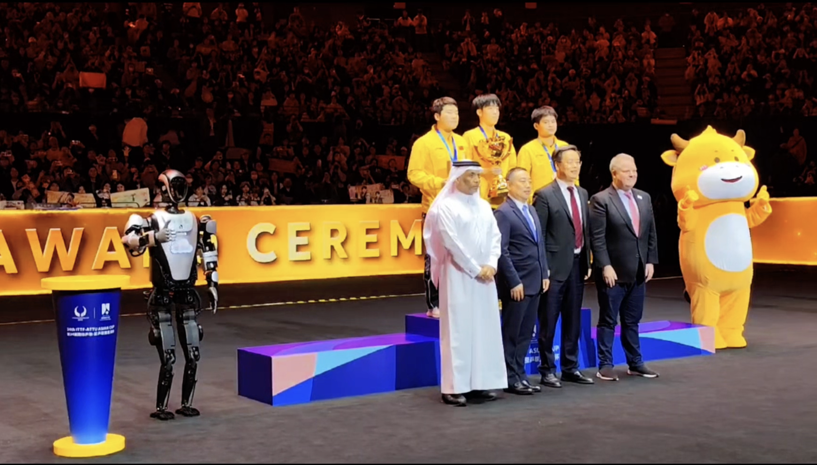 深圳乒乓球亚洲杯收官,“夸父”为王楚钦、孙颖莎等运动员加油!